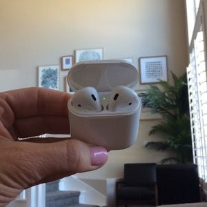 Apple AirPods second generation lightly used
